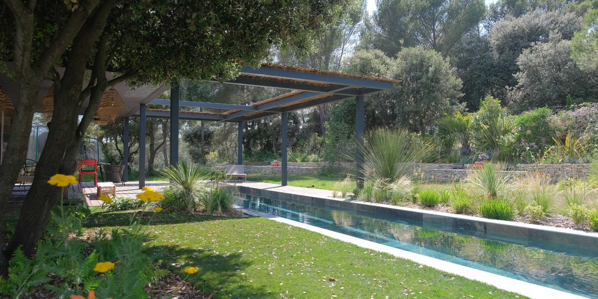 Piscine type couloir de nage avec préeau réalisée par un paysagiste