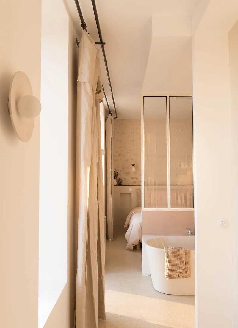 Un décorateur d'intérieur renove le chambre parentale d'un appartement ancien à Toulouse