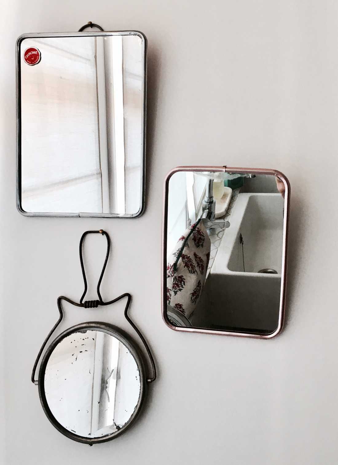 Miroirs originaux dans une salle d'eau d'appartement