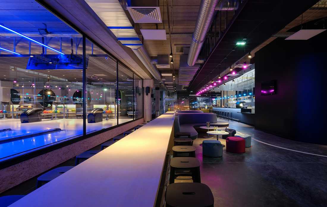 Restaurant - bar d'un bowling aménagé par un architecte de la Haute-Garonne