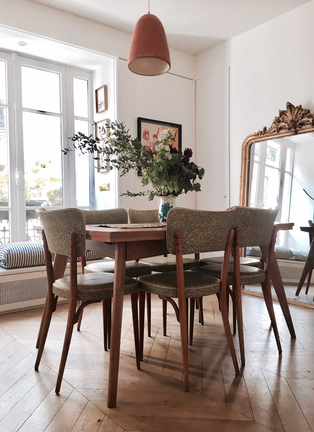 Table à manger dans un séjour rénové par architecte