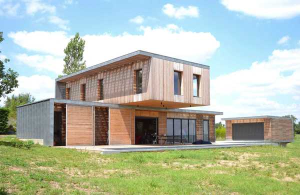 Réalisation d'une maison individuelle contemporaine avec bois et béton dans un esprit Loft par un architecte à Toulouse.