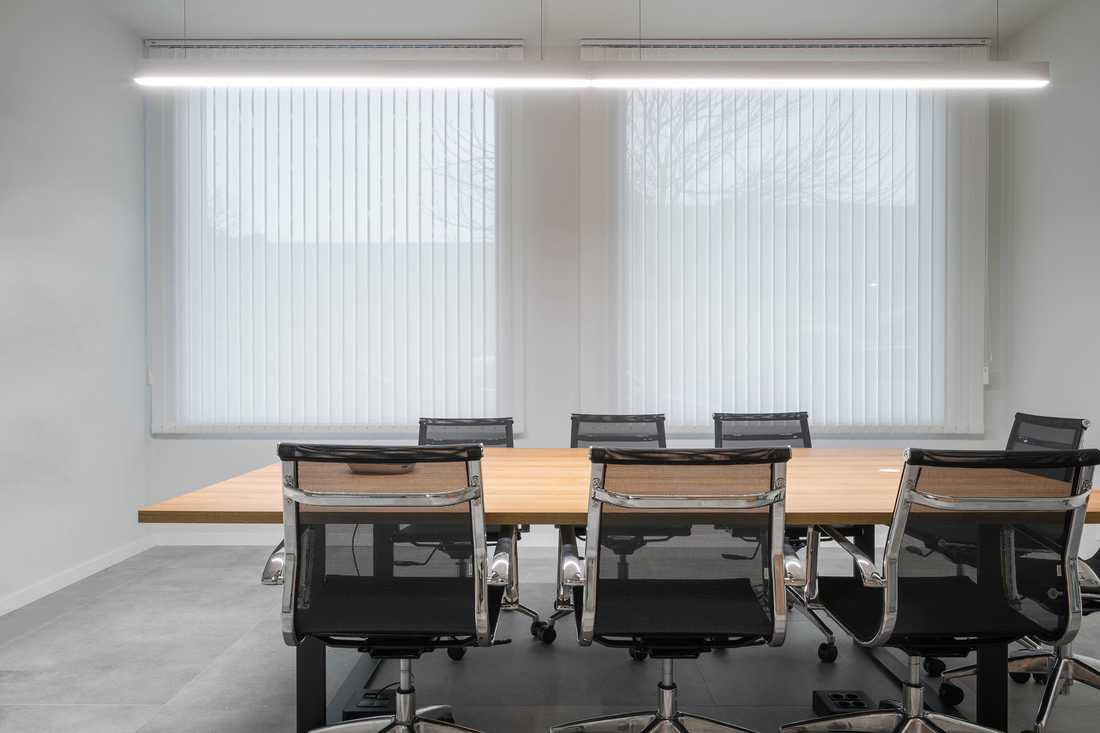 Salle de réunion avec fauteuils hauts de gamme