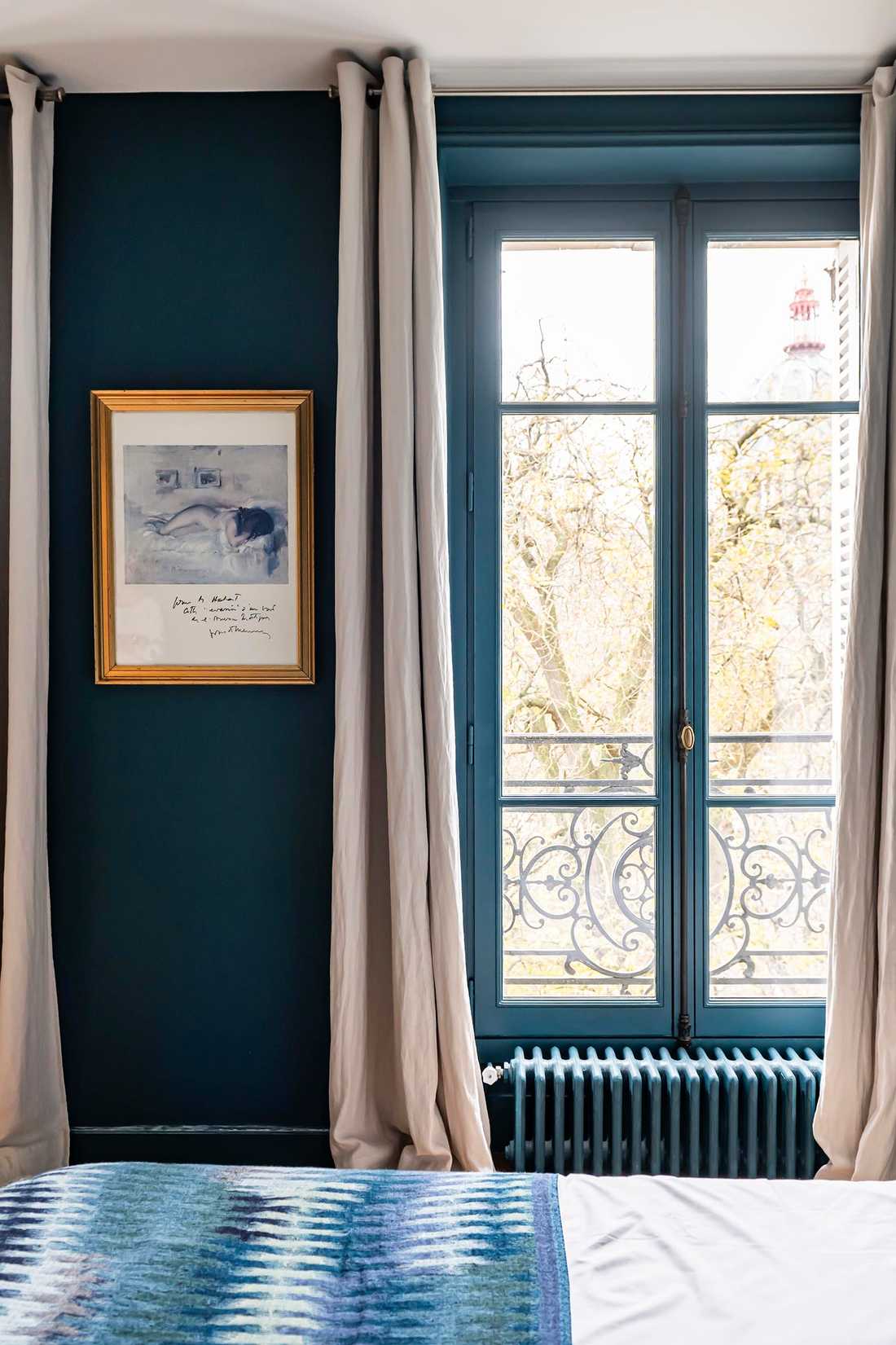 Vue de la fenêtre dans une chambre bleue