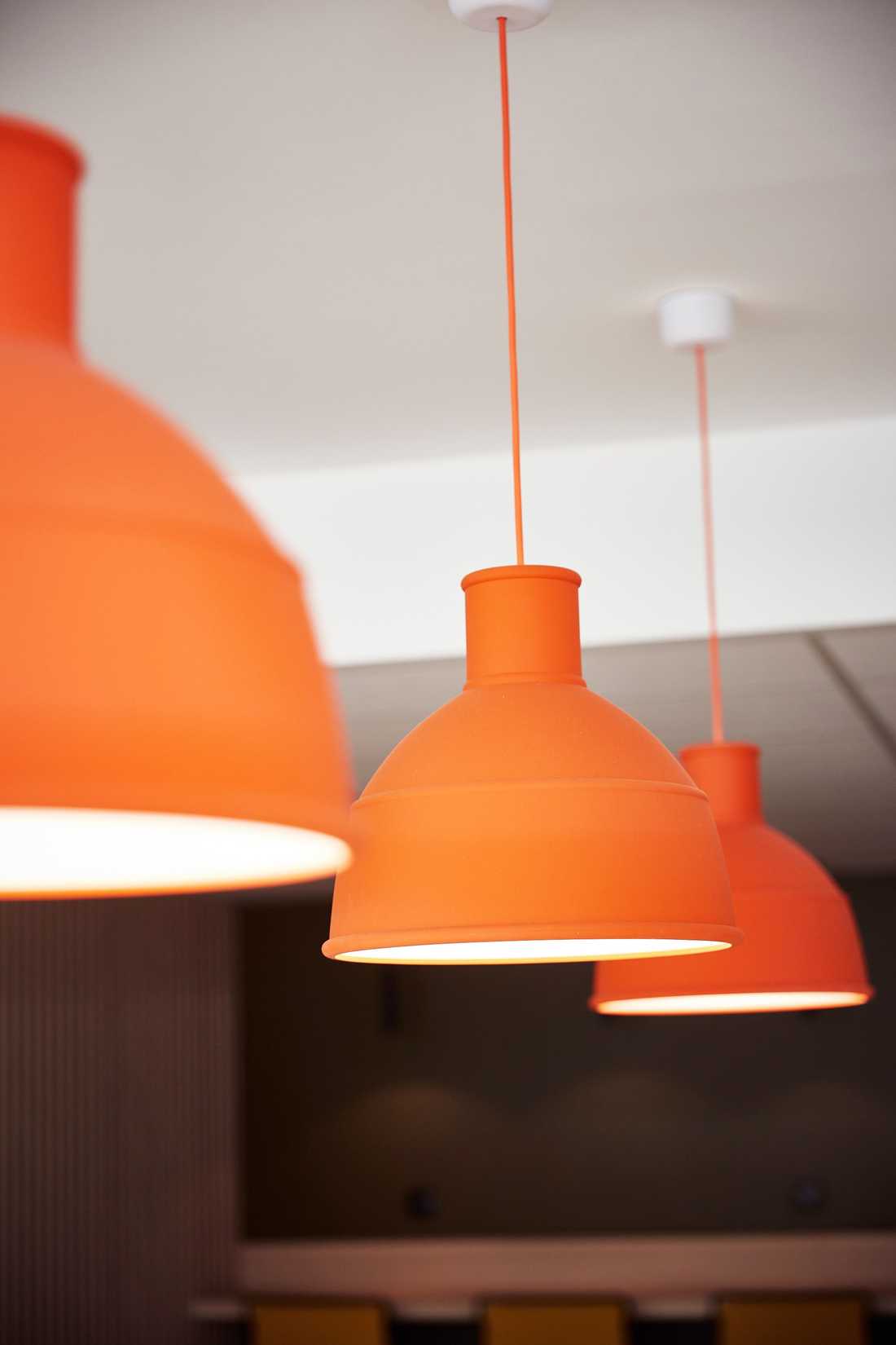 Lampadaires oranges dans les espaces communs de bureaux