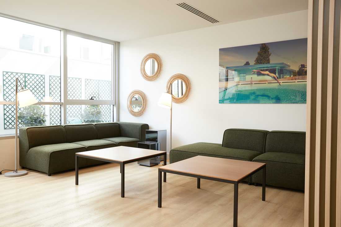 Salle d'attente de bureaux rénovés par un architecte d'intérieur de la Haute-Garonne