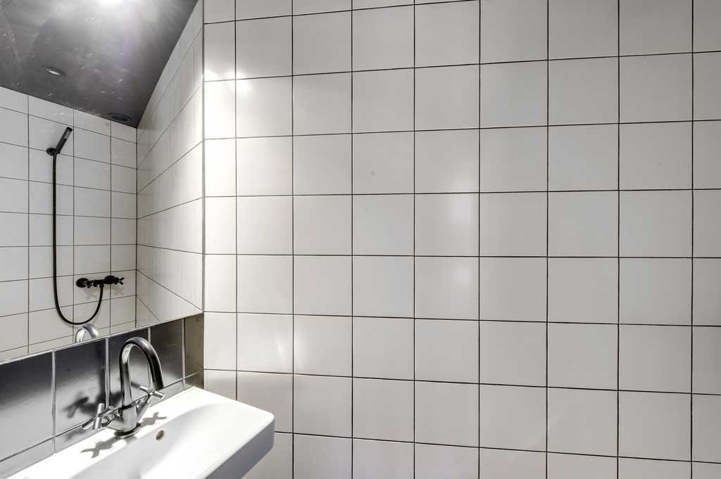 Salle de bain avec douche italienne spatieuse