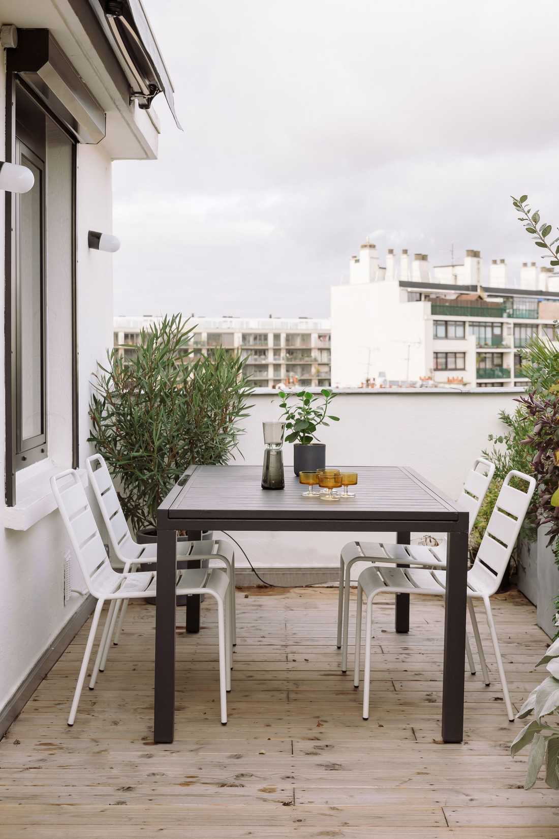 Coin repas sur la terrasse de l'appartement à Toulouse